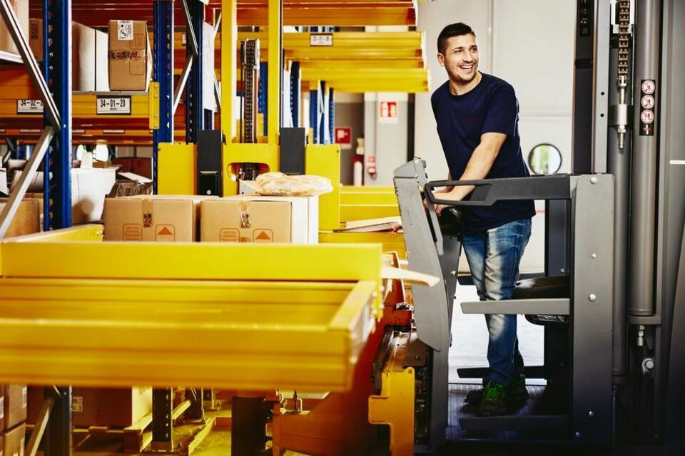 man_in_magazijn_reachtruck